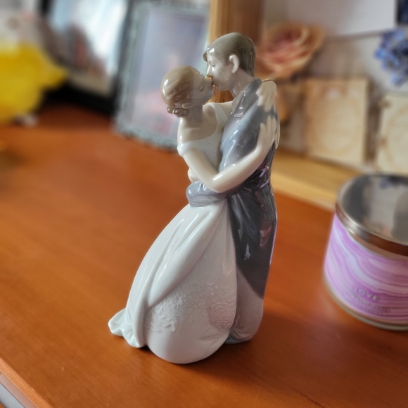 Nao by Lladro - A Kiss Forever - Picture 4 of 5